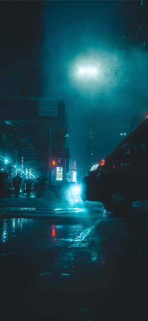 雨夜城市街道，帶有發光的霓虹燈和濕路面的倒影。