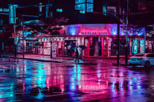行人撐傘走過雨濕的霓虹燈照亮夜晚城市街道。 — 霓虹 壁紙