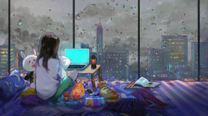 女孩在床上用手提電腦和零食看雨中的城市夜景窗
