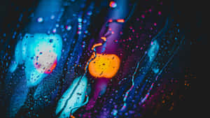 玻璃上的雨滴反射出霓虹燈光，形成色彩繽紛的抽象圖案。