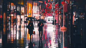 兩個人在雨夜撐著傘走在城市街道上，有倒影和紅色燈籠。