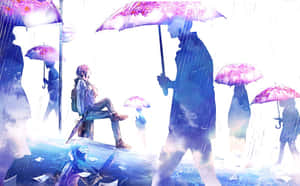 人們手持粉紅色花卉圖案雨傘，在一個雨中發光的城市場景中行走和坐下。