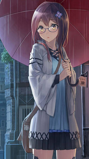 戴眼鏡的動漫女孩在雨中城市小巷裡拿著紅色雨傘，附近有咖啡館。 — 可愛動漫女仔 壁紙