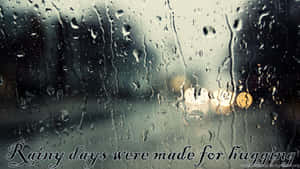 雨滴沿窗戶流下，窗外有模糊的溫暖燈光。