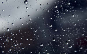 玻璃上的雨滴，背景模糊灰色