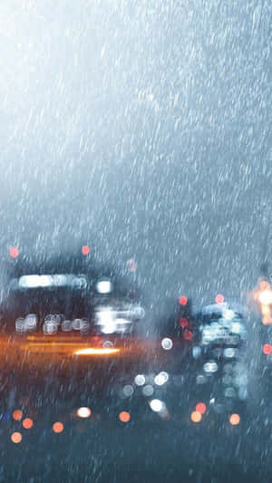 雨滴模糊了夜間透過濕窗看到的城市燈光。 — 雨天 壁紙