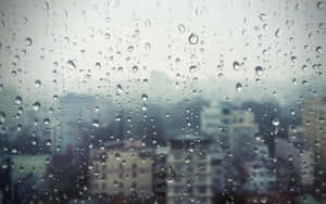 窗上的雨滴，背景是模糊的城市景觀。 — 雨天 壁紙