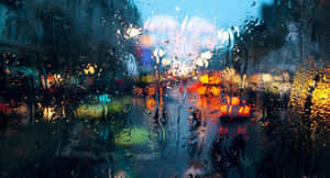 雨濕的窗戶顯示夜晚模糊的城市燈光。 — 天氣 壁紙
