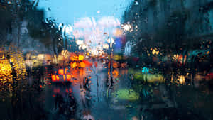 窗戶上的雨滴與夜間模糊的城市燈光 — 雨天 壁紙