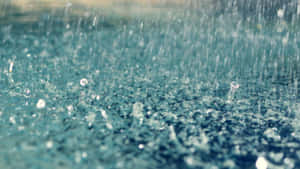 雨滴在青綠色水面上飛濺的特寫 — 雨天 壁紙