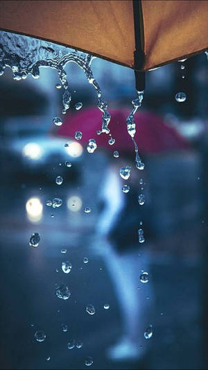 雨夜中從雨傘滴落的雨滴。