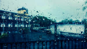 窗上的雨滴，藍色調的模糊城市景觀。 — 雨天 壁紙