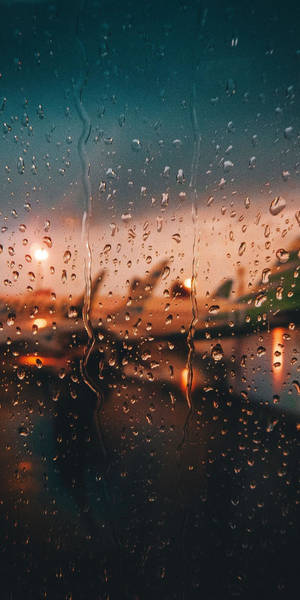 暮色中窗戶上的雨滴與模糊的城市燈光 — 飛機 壁紙