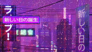 夜晚霓虹燈照亮的城市街道，帶有日文字和雨景效果。 — 霓虹紫色美學 壁紙