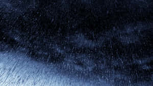 大雨落在帶有藍色高光的黑暗暴風雨夜空中。 — 雲朵 壁紙
