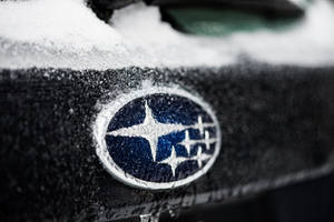 冬日被雪覆蓋的Subaru汽車標誌。 — 寒冷 壁紙