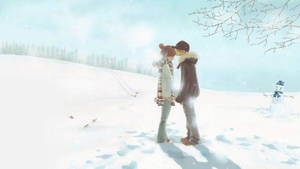 一對情侶在雪地上親吻，附近有一個雪人。