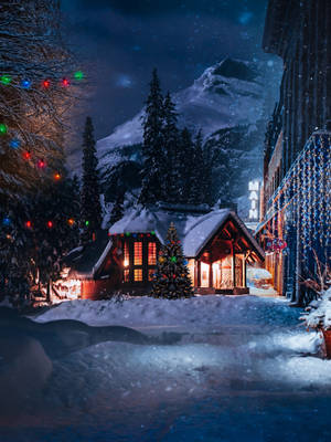 星空下，雪景冬日街道，亮燈木屋與山巒背景。 — 可愛聖誕動圖 壁紙
