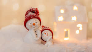 兩個雪人公仔在星光閃耀的房子附近的雪中依偎。