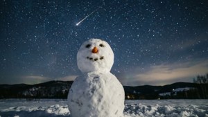 雪人在雪地裡，星空下，流星劃過