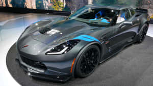 灰色Corvette跑車帶藍色條紋在車展上展示。 — 汽車 壁紙