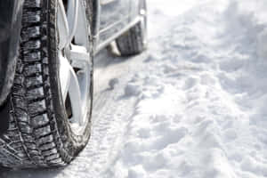 雪地汽車輪胎的特寫，在雪路上。 — MacBook Pro 壁紙