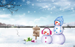 兩個微笑的雪人穿著冬季裝備站在雪地禮物旁，有腳印和遠處的樹木。 — 雪人 壁紙