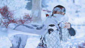 雪地森林中頭帶和面具沾滿鮮血的武士。 — 對馬戰鬼 GIF 壁紙