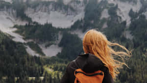 金髮背包的人俯瞰森林山谷。 — 旅行 壁紙