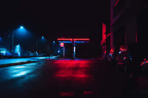 夜晚霓虹加油站，濕漉漉的路面上有紅色和藍色的燈光。