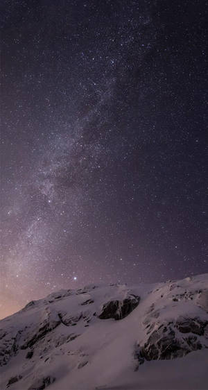 白雪覆蓋的山脊，星空下可見銀河。