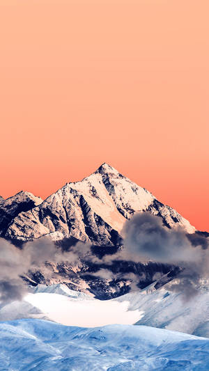 白雪覆蓋的山峰在桃色天空下聳立於雲層之上
