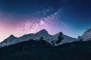 積雪的山脈在星空下，有銀河和流星 — 天空景觀 壁紙