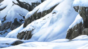 白雪覆蓋的山峰，露出灰色的岩石表面。