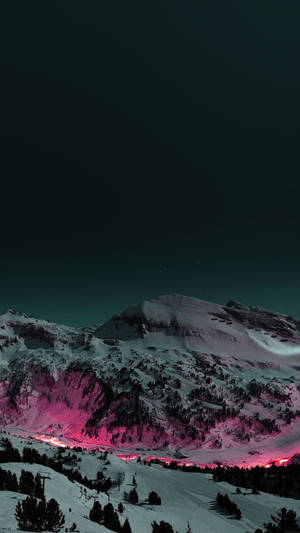 在繁星點點的夜空下，被粉紅色極光照亮的積雪山峰。 — iPhone 動態 GIF 壁紙