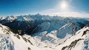 在燦爛陽光和清澈藍天下的雪山山脈