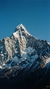 雄偉的雪山山峰映襯著清澈的藍天。