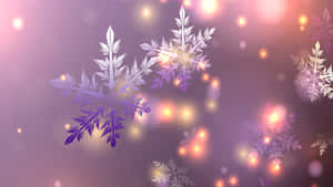 發光的雪花漂浮在紫色散景燈光照亮的冬季場景中。