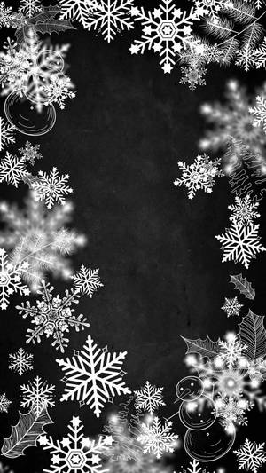 節日冬季邊框，帶有雪花、冬青和雪人，位於深色黑板背景上。