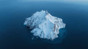 深藍色海洋中白雪覆蓋的岩石島嶼鳥瞰圖 — 島嶼 壁紙