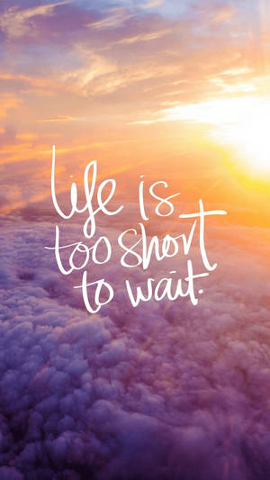 雲端上的日落，附有勵志名言 life is too short to wait