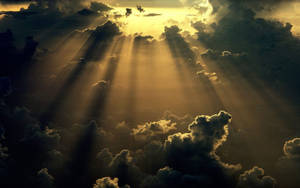 陽光穿過烏雲，在戲劇性的天空中閃耀。