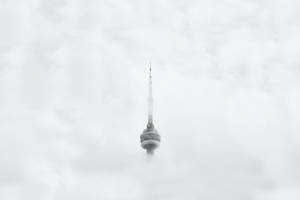 CN塔從灰色天空的雲層中浮現 — 唯美雲朵動態 壁紙