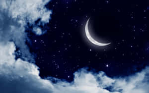 新月和星星在深藍色夜空的雲層中探出頭來。 — 月色夜空 壁紙