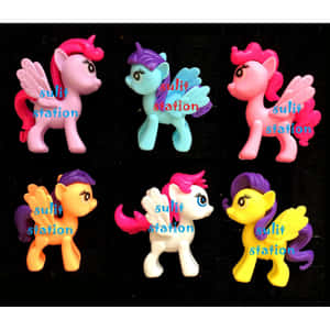 六個My Little Pony玩具公仔，帶有翅膀和色彩繽紛的鬃毛，在黑色背景上。 — 彩虹小馬 壁紙