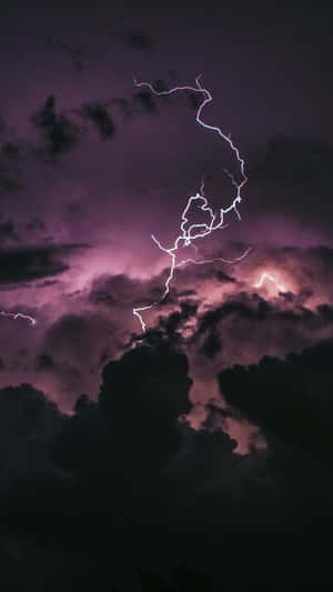 紫色暴風雲被明亮的閃電照亮。