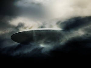 夜間，發光的UFO從黑暗的暴風雲中出現。