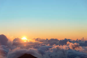 日出雲海山峰剪影