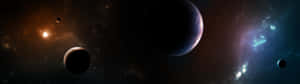 廣闊的太空場景，在深邃的黑色虛空中充滿色彩繽紛的星雲、行星和恆星。 — 32:9 壁紙