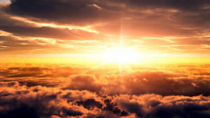 太陽在金色和橙色的雲海上升起。 — 唯美雲朵動態 壁紙